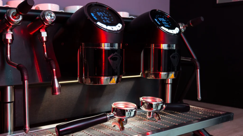 Máquina de café espresso con dos grupos y portafiltros en una cafetería