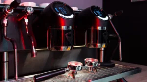 Máquina de café espresso con dos grupos y portafiltros en una cafetería