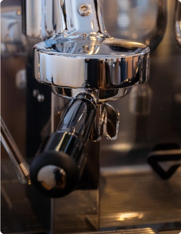 Primer plano de un portafiltro de una máquina de café espresso