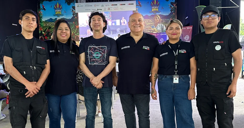 Grupo de personas en el evento FICAFÉ 2024, promoviendo la excelencia en el café peruano