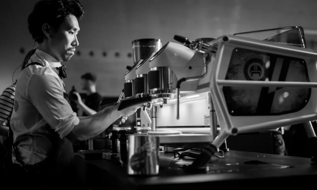 Un barista utilizando una máquina de café espresso en un entorno profesional