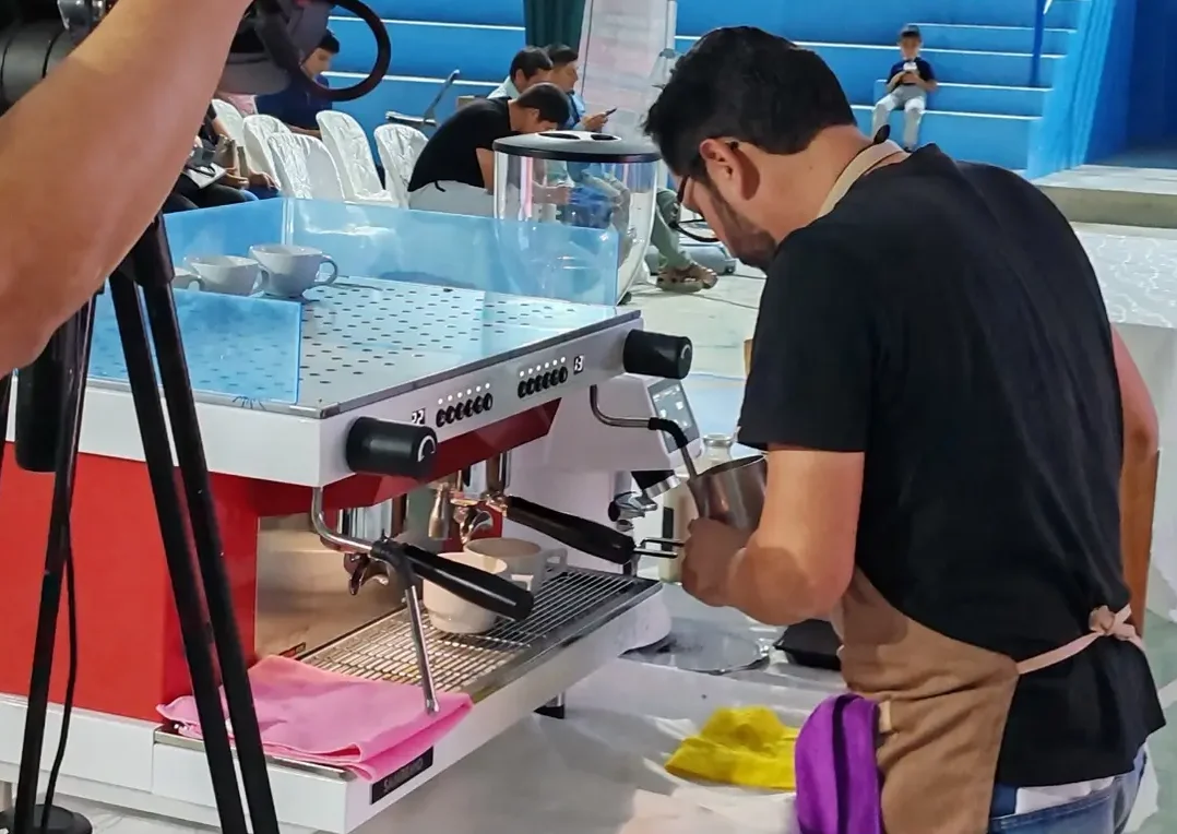 Barista utilizando una máquina de café espresso en un evento