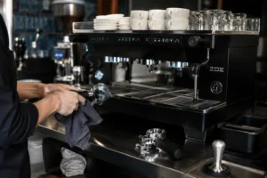 Cómo limpiar y mantener una máquina de café espresso profesional